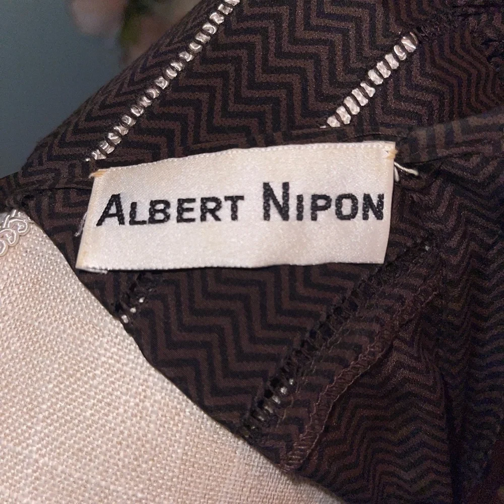 Albert Nipon vintage brown puffy sleeve dress with pockets!! 18 Pit to pit.